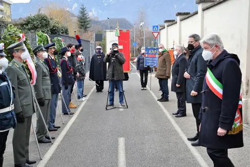 Il presidente della Provincia di Bolzano, Arno Kompatscher (a destra tra il Sindaco di Bolzano Renzo Caramaschi e il Commissario del Governo Vito Cusumano), alla commemorazione dell'anno scorso presso il muro del Lager di via Resia (Foto: Ufficio stampa Comune di Bolzano)