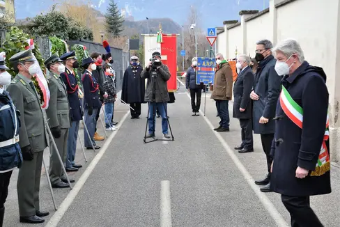 Landeshauptmann Arno Kompatscher (rechts im Bild zwischen Bozens Bürgermeister Renzo Caramaschi und Regierungskommissär Vito Cusumano) bei der letztjährigen Gedenkfeier an der Lagermauer in der Reschenstraße in Bozen. (Foto: Pressestelle der der Gemeinde Bozen)