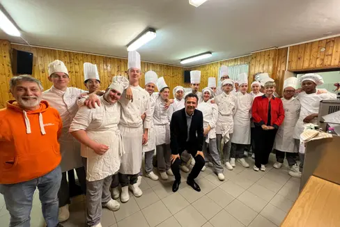 Nell’aprile 2025 la Scuola Alberghiera Ritz di Merano ha organizzato, in collaborazione con il Banco alimentare, un pranzo di Pasqua per 150 anziani (Foto. USP)