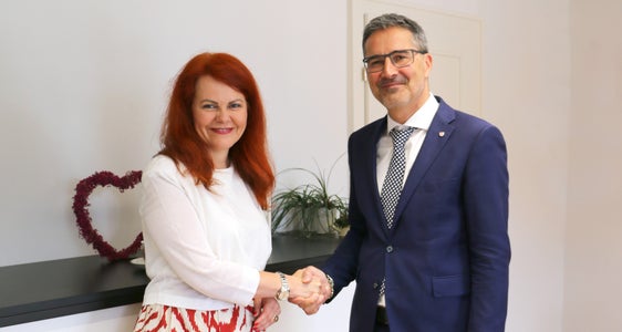 Il collegamento in rete della sanità e dell'assistenza, nonché l'ulteriore sviluppo congiunto della formazione nei due territori, sono stati al centro di un recente incontro ad Innsbruck tra l'assessora tirolese alla Salute, all'Assistenza, all'Istruzione, alla Scienza e alla Ricerca, Cornelia Hagele, e il presidente altoatesino e assessore provinciale alla Salute, Arno Kompatscher (Foto: ASP/Land Tirol)
