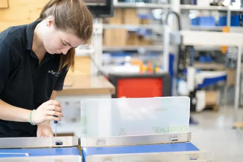 Sophia Stuefer wird in einer Lehre zur Mechatronikerin ausgebildet. (Foto: LPA/Landesamt für Lehrlings- und Meisterausbildung/Ausbildungsfirma TopControl)