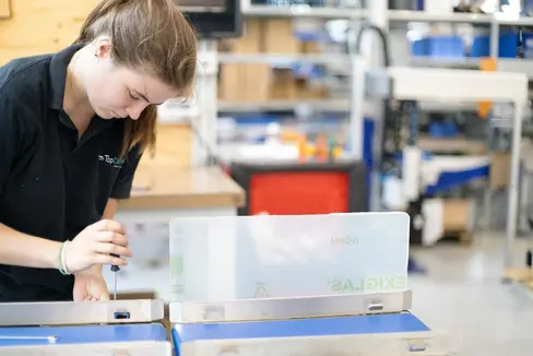 Sophia Stuefer è apprendista meccatronica presso l’azienda TopControl di Terlano. (Foto: USP/ Ufficio Apprendistato e formazione dei maestri professionali/Azienda di formazione TopControl)