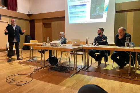 Schutz vor Hochwasser und Lawinen in St. Anton in Pflersch vorgestellt und diskutiert (v.l.): Bürgermeister Alber, Landesrat Schuler, Techniker der Wildbachverbauung Kobald, Direktor des Landesamtes für Wildbach- und Lawinenverbauung Nord Walder (Foto: LPA/Landesamt für Wildbach- und Lawinenverbauung Nord)