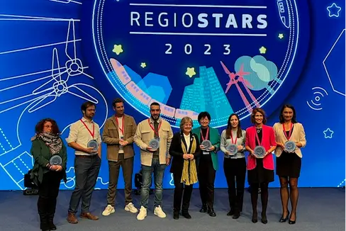 La commissaria europea Elisa Ferreira (quinta da sinistra) ha consegnato oggi a Ostrava, nella Repubblica Ceca, i premi ai progetti vincitori di Regiostars 2023 (Foto: ASP/Twitter/Elisa Ferreira)