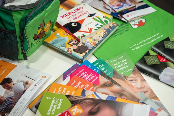 L'Agenzia per la famiglia ha realizzato una vasta gamma di iniziative a favore delle famiglie, tra cui il pacchetto di benvenuto per i neonati e le neonate, le lettere ai genitori e il programma Bookstart. (Foto: USP/Fabio Brucculeri)