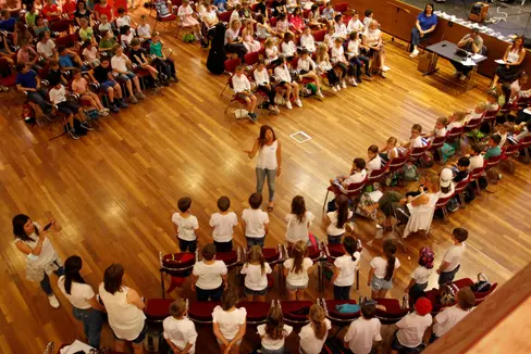 Rund 500 Schülerinnen und Schüler waren heute nach Eppan gekommen, um am Singfest teilzunehmen. (Foto: LPA/Deutsche Bildungsdirektion/Verena Hilber)