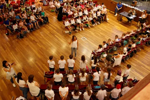 Rund 500 Schülerinnen und Schüler waren heute nach Eppan gekommen, um am Singfest teilzunehmen. (Foto: LPA/Deutsche Bildungsdirektion/Verena Hilber)