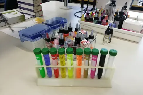 Dal 4 gennaio 2022 è in vigore il Regolamento europeo per rendere gli inchiostri per tatuaggi più sicuri per la salute. (Foto ASP/Nadia Franzoi)