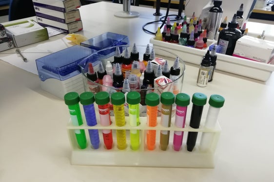 Bei einer Tätowierung werden farbige Tinten in die oberen Hautschichten gespritzt, die den Körper auf Dauer mit gewissen Chemikalien in Kontakt bringen. (Foto: LPA/Nadia Franzoi)