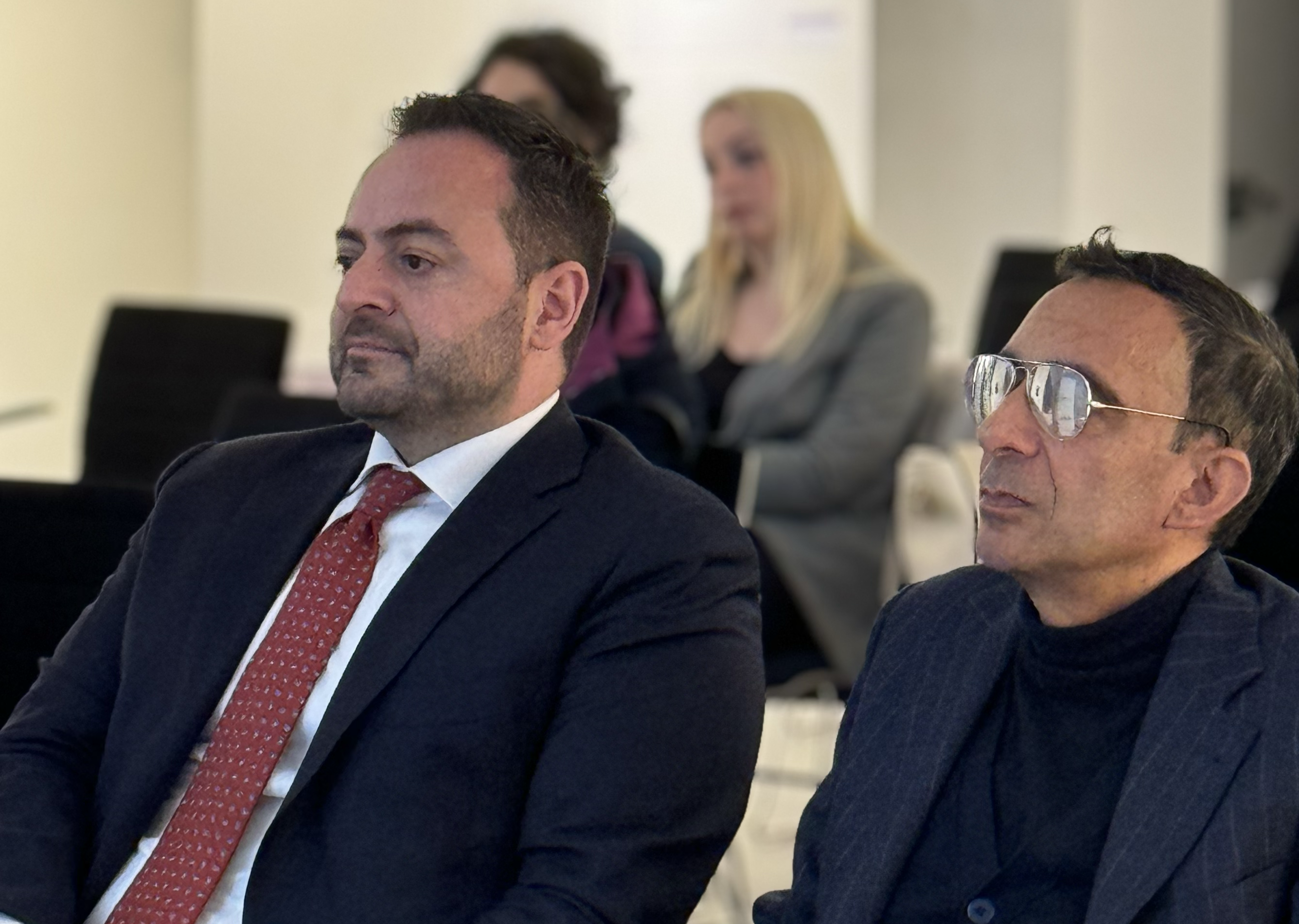 Il vicepresidente della Provincia e assessore provinciale alla Cultura italiana, Marco Galateo (a sinistra), con il direttore del Dipartimento Cultura italiana, Sviluppo economico della Provincia autonoma di Bolzano, Antonio Lampis. (Foto: ASP)