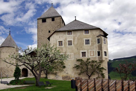 Über den Stand der Dinge im Hinblick auf die Kandidatur der ladinischen Sagen als Unesco-Weltkulturerbe wird Professor Luigi Petrillo von der Universität Unitelma Sapienza in Rom sprechen und gemeinsam mit Landesrat Daniel Alfreider der Öffentlichkeit im Museum Ladin in Schloss Thurn in St. Martin in Thurn (im Bild) vorstellen. (Foto: LPA/Museum Ladin Ciastel de Tor)