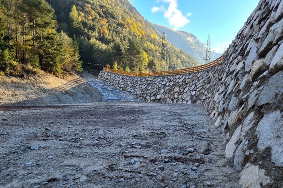 Al di sotto della briglia di trattenuta è stato collegato un canale di scarico realizzato in elementi scatolari in calcestruzzo per una lunghezza di complessivi 98 metri: (Foto: Ufficio Sistemazione Bacini montani Nord)