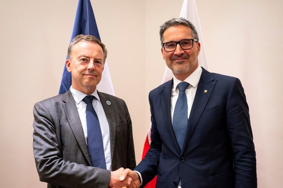 Il presidente Arno Kompatscher ha accolto l'ambasciatore Martin Briens e ha sottolineato l'importanza di una cooperazione costruttiva a vari livelli. (Foto: USP/Fabio Brucculeri)