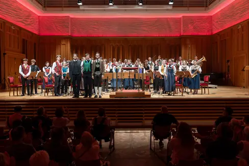 Viel Applaus (im Bild in Toblach) für das Euregio-Jugendblasorchester mit den drei Dirigenten: (vor dem Orchester von links) Franco Puliafito, Hannes Schrötter und Andreas Waldner (Foto: LPA/Tiberio Sorvillo)