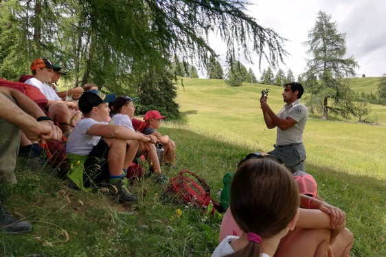 Die Sensibilisierung von Kindern und Jugendlichen für die Natur ist ein wichtiges Ziel der Vermittlerinnen und Vermittler der Naturparkhäuser. (Foto: Matteo Rubatscher)