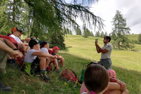 Die Sensibilisierung von Kindern und Jugendlichen für die Natur ist ein wichtiges Ziel der Vermittlerinnen und Vermittler der Naturparkhäuser. (Foto: Matteo Rubatscher)