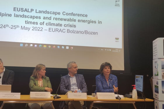 LRin Hochgruber Kuenzer (r.) bei der Eröffnung der Eusalp-Tagung Landscape mit (v.l.) Ulrich Höllrigl (Platform Land), Liliana Dagostin (ÖeAV), Ulrich Santa (Klimahaus Agentur) (Foto: LPA/Marcella Morandini)