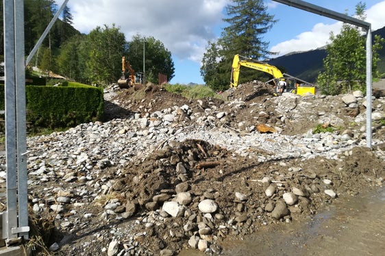 Per conto dell'Ufficio sistemazioni bacini montani est, la squadra di costruttori ha rimosso il materiale alluvionale dal rio Chiusetta e ha riparato i muri degli argini ( Foto: ASP/Agenzia per la protezione civile/Ufficio sistemazione bacini montani est)