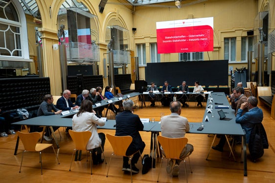 Mögliche Lösungen für ein besseres Verkehrsmanagement auf der Brennerroute wurden beim Treffen von Mobilitätslandesrat Daniel Alfreider und Landeshauptmann Arno Kompatscher mit den Vertretungen von Wirtschaft und Transport thematisiert. (Foto: LPA/Fabio Brucculeri)