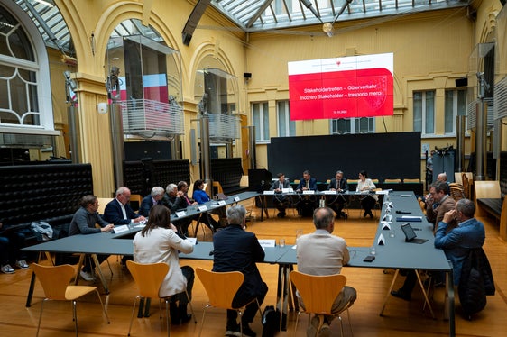 All'incontro erano presenti anche i rappresentanti di Confindustria Alto Adige, delle associazioni artigiane lvh.apa e Cna Alto Adige, di Economia Alto Adige, della Camera di commercio e dell'Unione commercio hds. (Foto: USP/Fabio Brucculeri)