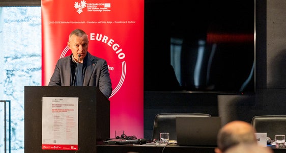 Euregio-Generalsekretär von Ach: Wir können die Arbeit für das historisch-kulturelles Erbe in der Euregio bündeln und die vielen Initiativen und deren Professionalität optimal nutzen. (Foto: LPA/Manuela Tessaro)