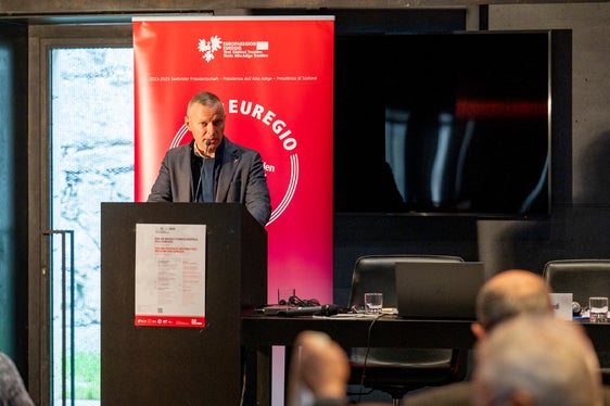 Il segretario generale dell'Euregio von Ach: “Possiamo mettere assieme tutto il lavoro per il patrimonio storico e culturale nell'Euregio e utilizzare in modo ottimale le numerose iniziative e le loro professionalità”. (Foto: USP/Manuela Tessaro)