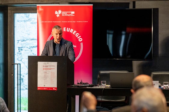 Il segretario generale dell'Euregio von Ach: “Possiamo mettere assieme tutto il lavoro per il patrimonio storico e culturale nell'Euregio e utilizzare in modo ottimale le numerose iniziative e le loro professionalità”. (Foto: USP/Manuela Tessaro)