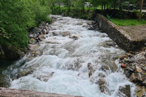 Nachher: Der fischpassierbar gestaltete Jaufentalerbach nach den Renaturierungsarbeiten (Foto: LPA/Landesamt für Wildbach- und Lawinenverbauung Nord)