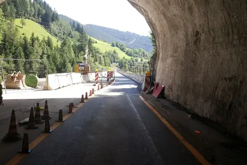 A Colle Isarco procedono i lavori di risanamento del ponte sulla SS12. Domani (4 settembre) è prevista l’apertura al traffico a doppio senso di circolazione sulla metà ponte risanata. (Foto: USP/Ripartizione Infrastrutture)