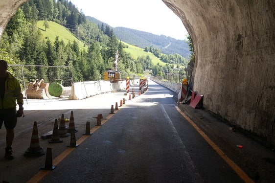 A Colle Isarco procedono i lavori di risanamento del ponte sulla SS12. Domani (4 settembre) è prevista l’apertura al traffico a doppio senso di circolazione sulla metà ponte risanata. (Foto: USP/Ripartizione Infrastrutture)