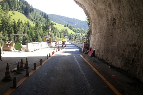 A Colle Isarco procedono i lavori di risanamento del ponte sulla SS12. Domani (4 settembre) è prevista l’apertura al traffico a doppio senso di circolazione sulla metà ponte risanata. (Foto: USP/Ripartizione Infrastrutture)