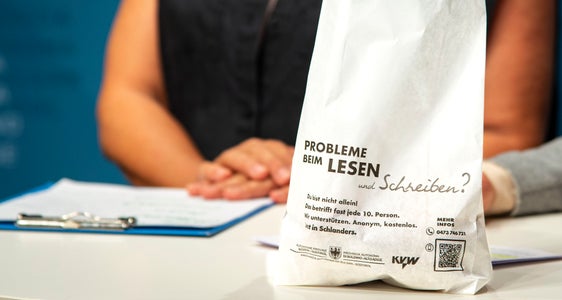 Probleme mit dem Lesen und Schreiben? Du bist nicht allein! Das betrifft fast jede 10. erwachsene Person. Wir unterstützen, anonym, kostenlos.: So machte ein Brotsäckchen am 21. Februar auf das Projekt aufmerksam. (Foto: LPA/Fabio Brucculeri)