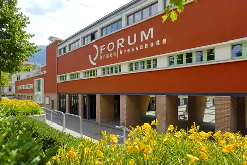 Il Forum di Bressanone sarà teatro il 3 ottobre dell'edizione 2025 della Giornata dell'educazione permanente. Il tema di quest'anno sarà il potere dell’immaginazione. (Foto: Forum Bressanone)