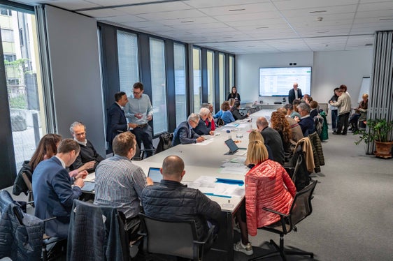 La riunione del 16 aprile nel corso della quale i dirigenti provinciali si sono confrontati su candidati e uffici di destinazione, esaminando il curriculum vitae e le preferenze espresse dai candidati durante le prove orali. (Foto: USP/Greta Stuefer)