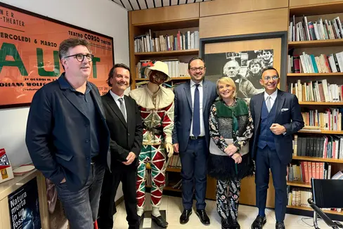 Ieri (11 aprile) il direttore del Teatro Stabile di Bolzano Walter Zambaldi (da sinistra) ha incontrato il sovrintendente Gullotta e il vicepresidente Marco Galateo per fare il punto sulla proficua collaborazione. Presenti anche la consigliera provinciale Anna Scarafoni e il direttore del Dipartimento Cultura italiana Antonio Lampis. (Foto: ASP)
