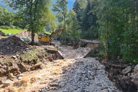 Unmittelbar nach den Hochwasserschäden im Schlernbach in Ums-Völs (im Bild) und im Frötscherbach in Seis-Kastelruth hat die Wildbachverbauung mit den Sofortmaßnahmen begonnen. (Foto: LPA/Landesamt für Wildbach- und Lawinenverbauung Süd)