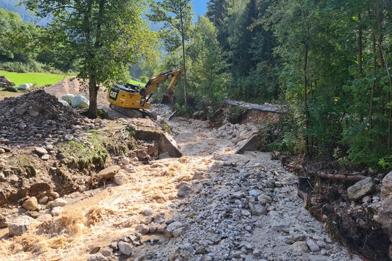 Unmittelbar nach den Hochwasserschäden im Schlernbach in Ums-Völs (im Bild) und im Frötscherbach in Seis-Kastelruth hat die Wildbachverbauung mit den Sofortmaßnahmen begonnen. (Foto: LPA/Landesamt für Wildbach- und Lawinenverbauung Süd)