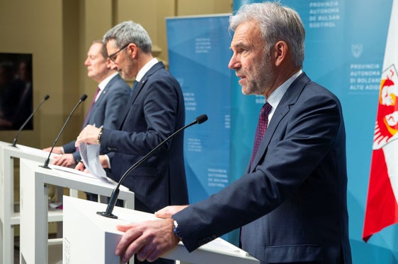Bei der Pressekonferenz nach der Sitzung der Landesregierung hat Landesrat Arnold Schuler (Bildvordergrund) über die neu aufgelegten Förderrichtlinien im Forstwesen berichtet. Über weitere Beschlüsse berichteten Landeshauptmann Arno Kompatscher (Mitte) und Landesrat Massimo Bessone (l.). (Foto: LPA/Fabio Brucculeri)