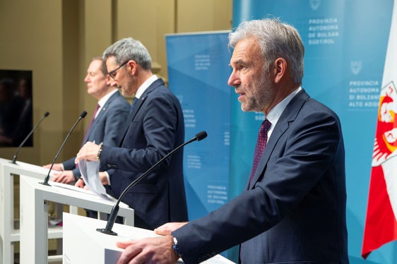 Bei der Pressekonferenz nach der Sitzung der Landesregierung hat Landesrat Arnold Schuler (Bildvordergrund) über die neu aufgelegten Förderrichtlinien im Forstwesen berichtet. Über weitere Beschlüsse berichteten Landeshauptmann Arno Kompatscher (Mitte) und Landesrat Massimo Bessone (l.). (Foto: LPA/Fabio Brucculeri)