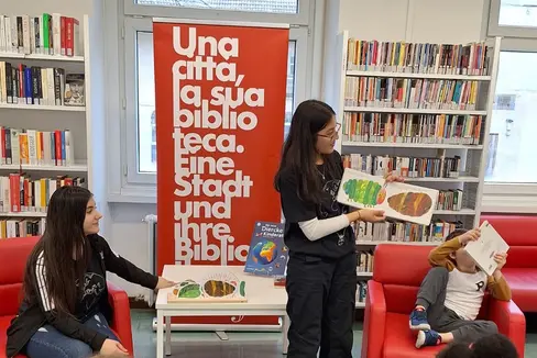 Nella Giornata #multilingual biblioteche pubbliche, biblioteche scolastiche e centri linguistici di tutto l'Alto Adige organizzano iniziative di lettura multilingue (Foto: USP/IISS Claudia de Medici Bolzano)