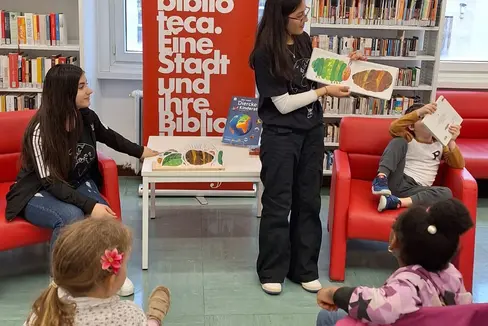Beim #multilingual Vorlesetag am 21. Mai lesen Jugendliche Märchen und Geschichten in Sprachen wie Albanisch, Arabisch, Bulgarisch, Englisch, Hindi, Holländisch, Kroatisch, Punjabi, Ukrainisch und Urdu vor. (Foto: LPA/Oberschule Claudia de Medici Bozen)