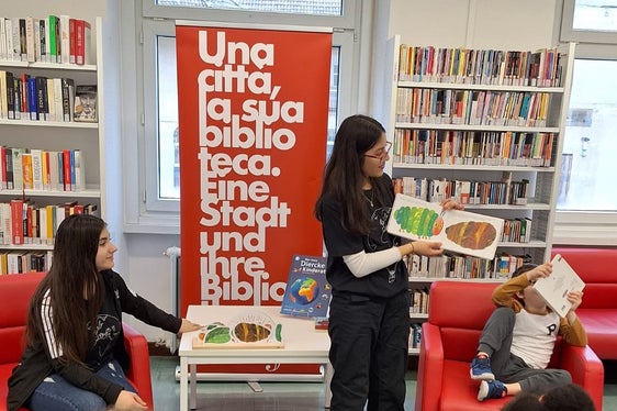 Nella Giornata #multilingual biblioteche pubbliche, biblioteche scolastiche e centri linguistici di tutto l'Alto Adige organizzano iniziative di lettura multilingue. (Foto: USP/IISS Claudia de Medici Bolzano)