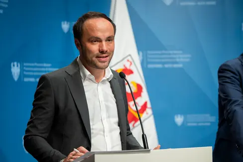 Un pagamento una tantum entro settembre, un adeguamento retroattivo degli stipendi in linea con l'inflazione del 2025 e un aumento strutturale degli stipendi a partire dal 2026. Questi i punti principali rimarcati dall'assessore provinciale Philipp Achammer nel corso della conferenza stampa al termine della seduta della Giunta. (Foto: USP/Fabio Brucculeri)