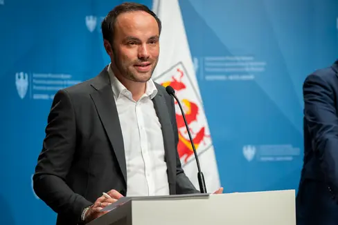 Eine Einmalzahlung innerhalb September, rückwirkende Gehaltsanpassungen an die Inflation noch 2025 und eine strukturelle Lohnerhöhungen ab 2026: Das konnte Landesrat Philipp Achammer am 8. Juli für die Lehrpersonen in Aussicht stellen. (Foto: LPA/Fabio Brucculeri)