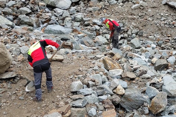 Durch den tatkräftigen Einsatz der Arbeiter des Forstinspektorats Welsberg konnte der Steig Nr. 3 zur Rieserfernerhütte rasch wieder instandgesetzt werden. (Foto: Forstinspektorat Welsberg)