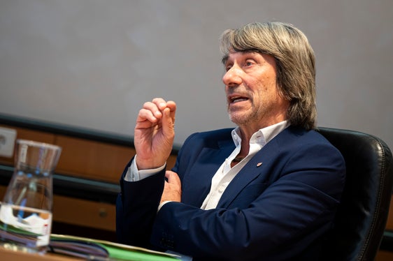 Con 3 A, l’assessore alla Prevenzione sanitaria e alla Salute Hubert Messner riassume simbolicamente l'importante lavoro svolto: “Assistenza territoriale, attrattività delle professioni sanitarie, approccio diverso nell’assistenza. Sono queste le nostre priorità”. (Foto: USP/Fabio Brucculeri)