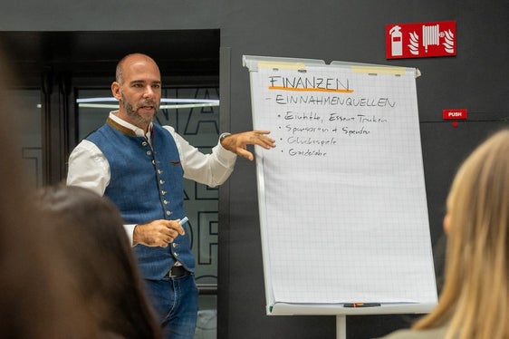 Thomas Girotto vom Dienstleistungszentrum für das Ehrenamt DZE informierte die Oberschülerinnen und Oberschüler bei der zweiten Auflage von How to Maturaball im NOI Techpark in Bozen. (Foto: LPA/Landesamt für Jugendarbeit)