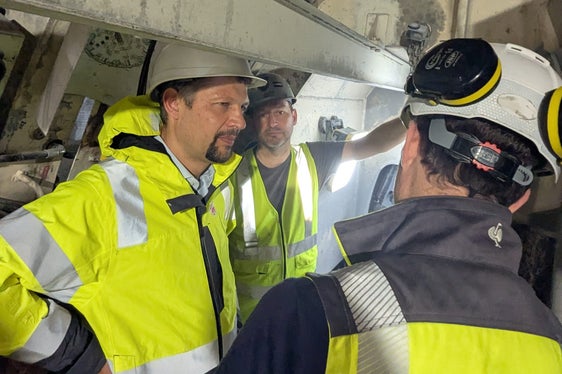 Il completamento del primo tunnel di linea è un risultato reso possibile dal lavoro di migliaia di persone, che oggi meritano il nostro grazie”, ha aggiunto l'assessore Alfreider, qui nel corso di un sopralluogo nella parte del tunnel in questione. (Foto: Dipartimento Infrastrutture e Mobilità)