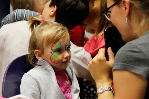 Il sostegno precoce delle famiglie rappresenta uno dei tre pilastri della politica familiare dell'Alto Adige. I luoghi di incontro, come i centri genitori-bambini (Elkis), svolgono un ruolo importante in questo senso. (Foto: ASP/Carmen Kollmann)