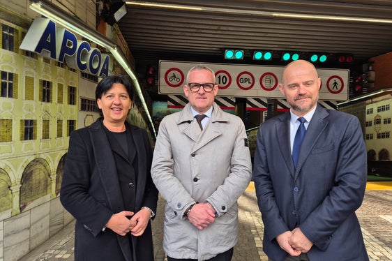 Diana Ingino (Betriebsbüro APCOA) Hochbau- und Vermögenslandesrat Christian Bianchi und Ressortdirektor Daniel Bedin bei der Wiedereröffnung des Parkhauses Lauen Parking Portici in Bozen. (Foto: LPA/Gianluca Crocco)
